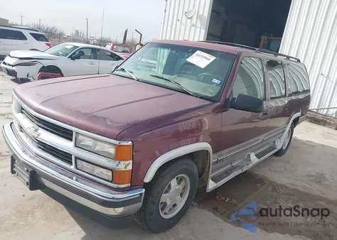 1997 Chevrolet Suburban 1500 z USA, uszkodzony, nr VIN 3GNEC16R0VG102451